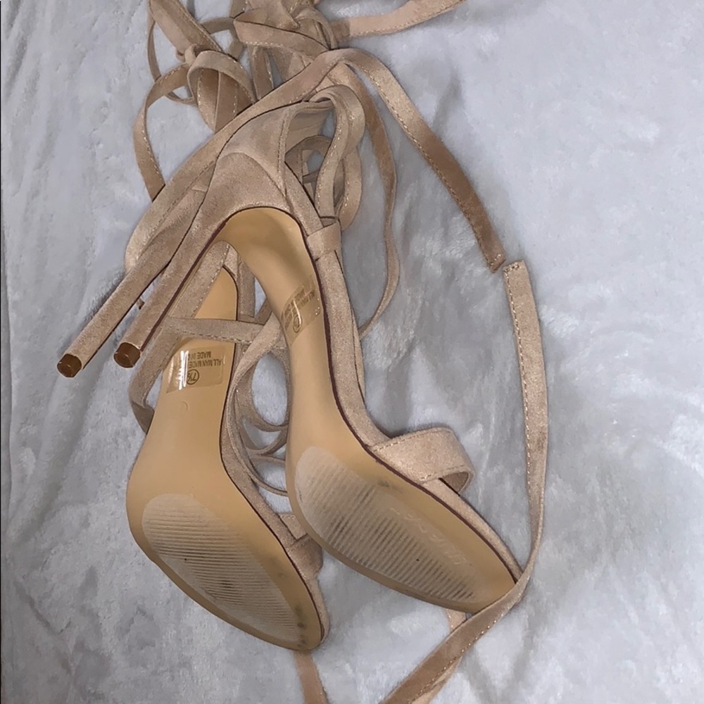 Beautiful strap around high heels! - Picture 5 of 6